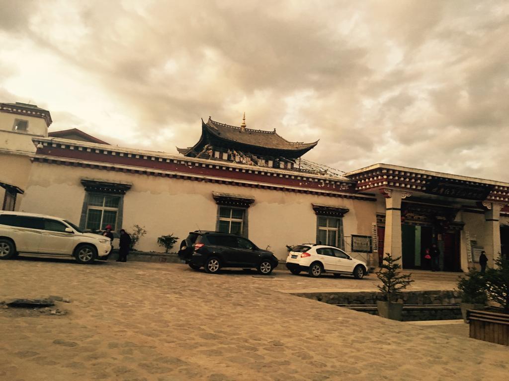 Jiumi Snow Mountain Original Art Hotel Shangri-La Exterior photo