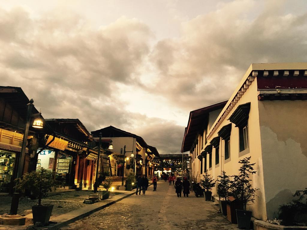 Jiumi Snow Mountain Original Art Hotel Shangri-La Exterior photo